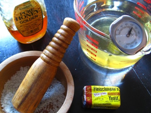 Prepare yeast, honey and ground salt